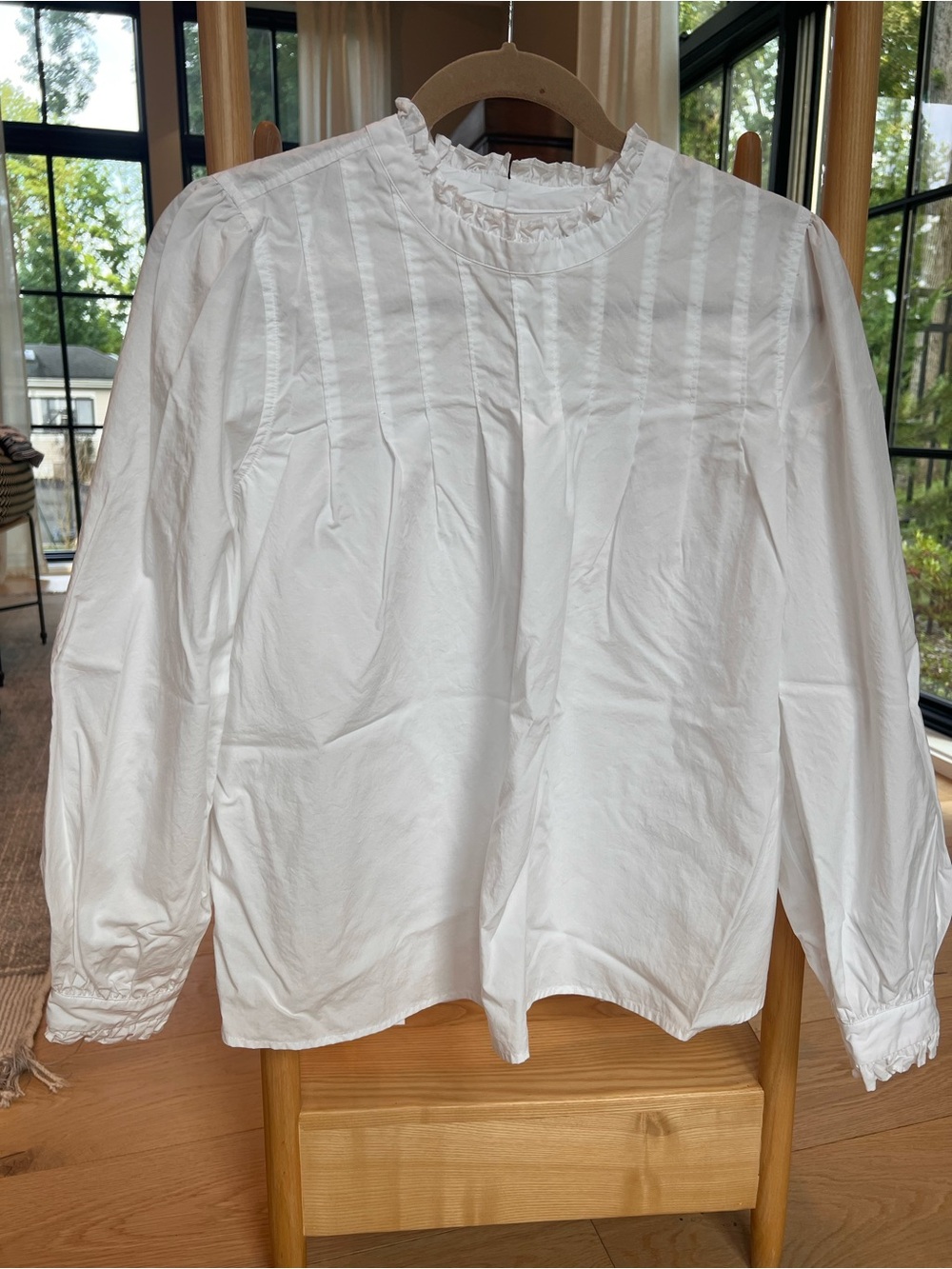 Rails - White Ruffle Collar Pintuck Blouse. Size M